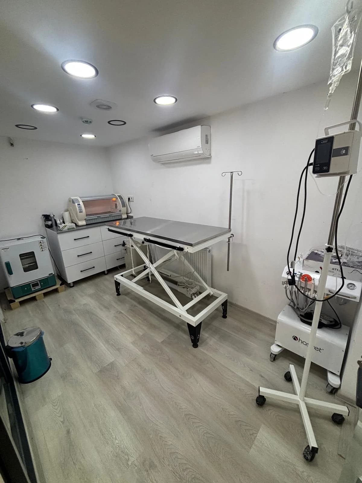 Kliniğin müdahale masası ve ekipmanlarının bulunduğu oda